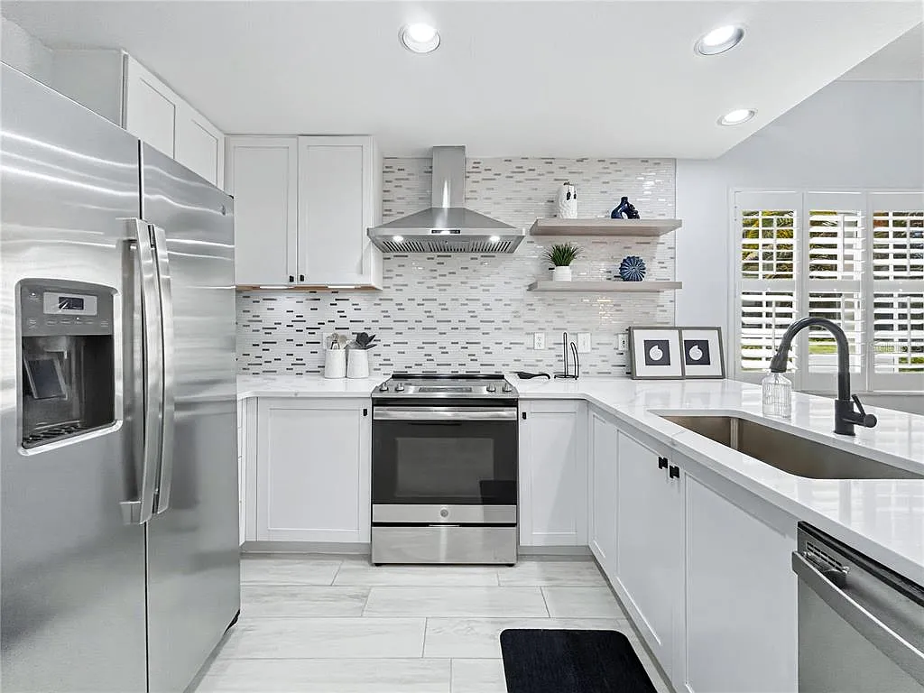 3 bed, 3.0 bath, 1439 sqft, $4,350 — Photo 3