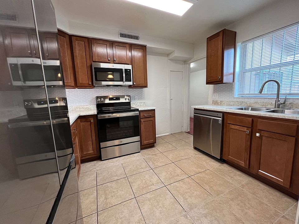 Beautiful kitchen with lots of storage!