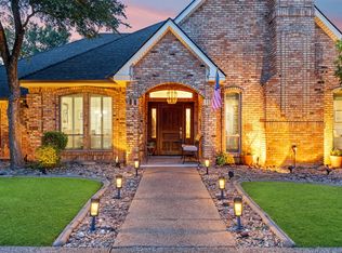 809 Shady Creek Dr, Kennedale, TX 76060