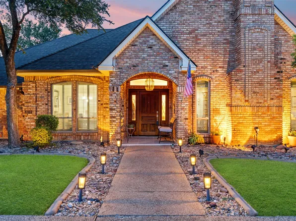 809 Shady Creek Dr, Kennedale, TX 76060