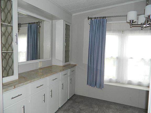 5th image of 707 Amaryllis Dr