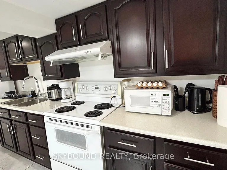 8 Runnymede Rd #LOWER — Photo 5