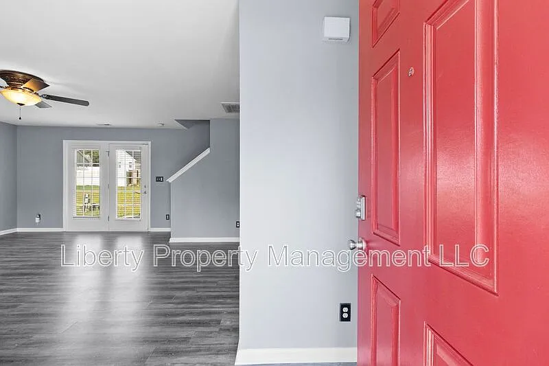 4 bed, 3.5 bath, 2100 sqft, $2,000 — Photo 3