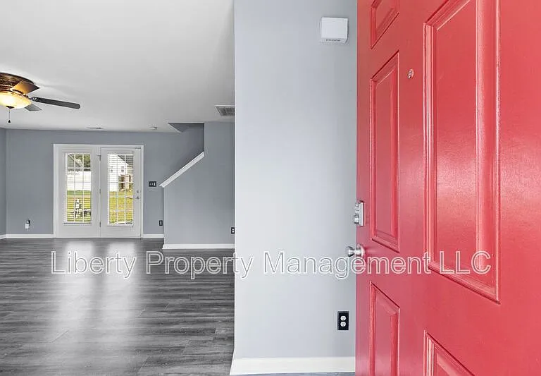 130 Breezewood Dr — Photo 3