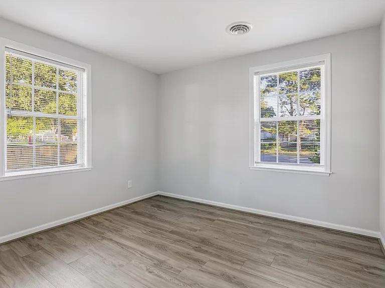 624 Sterling St — Photo 15