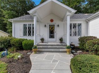 44 Hillcrest Dr, Uncasville, CT 06382