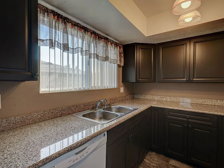 3301 W Loma Ln #4 — Photo 7