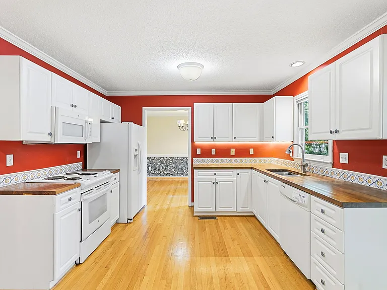 1424 Brookwood Dr — Photo 10