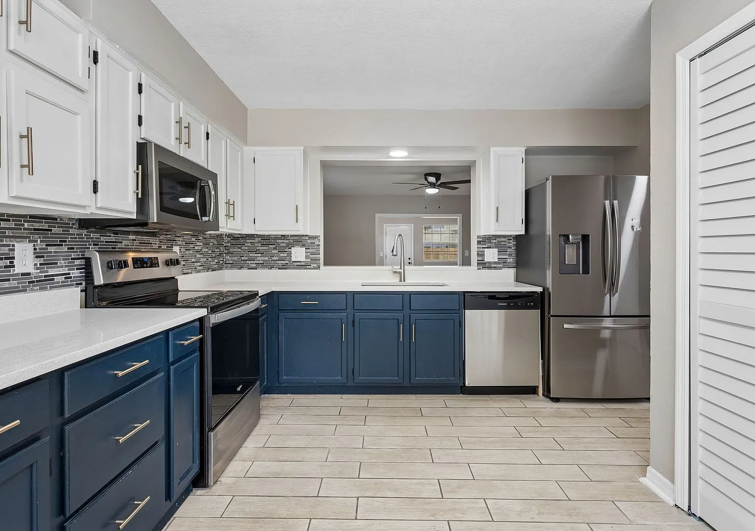 Newly Renovated 3 Bedroom End-Unit Townhome With Fenced Backyard! — Photo 3