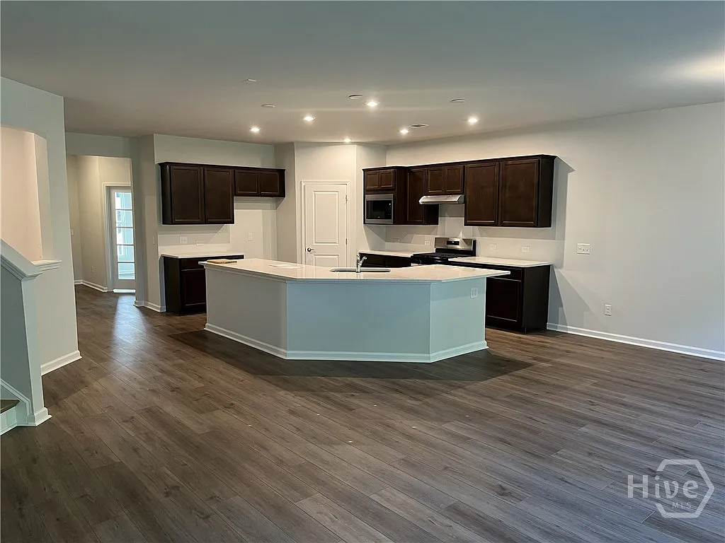 4 bed, 2.5 bath, 2757 sqft, $2,900 — Photo 3