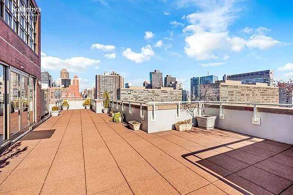 Sold by Sotheby's International Realty | media 11