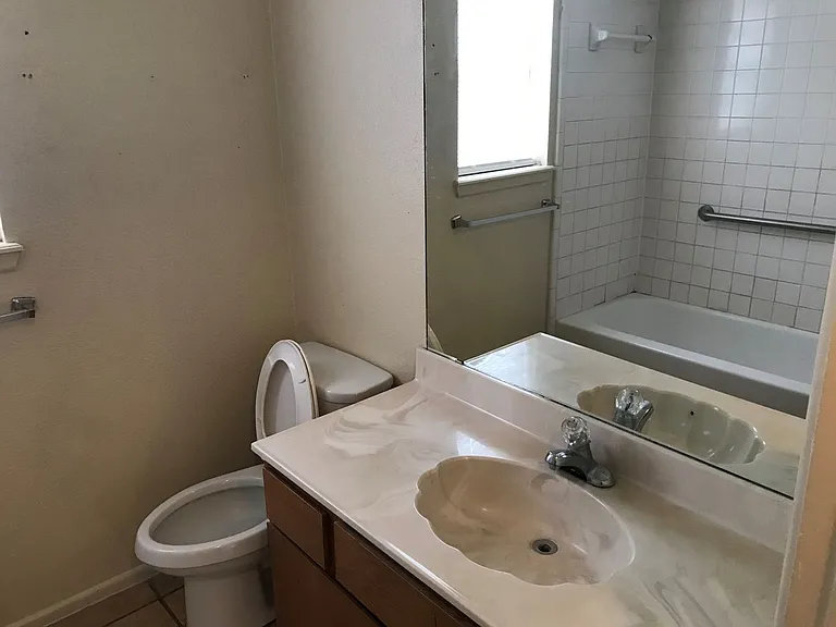 2121 S Loop 289 #B — Photo 11