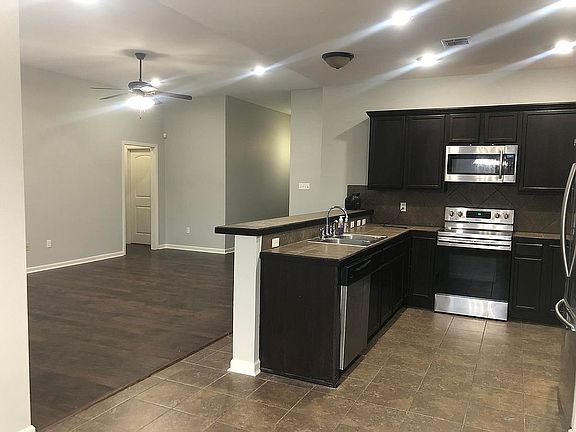 4th image of 448 Christopher Dr