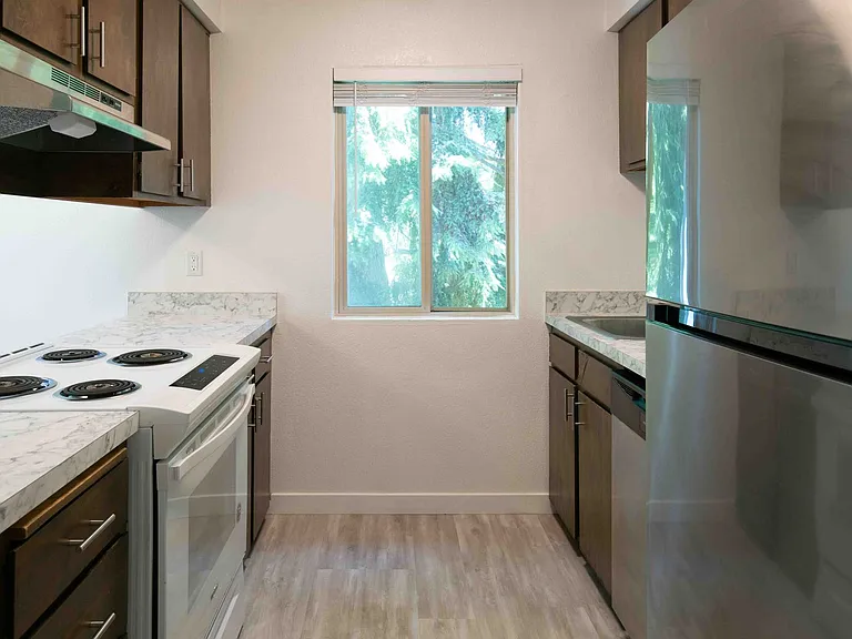 Woodridge Apartments — Photo 9