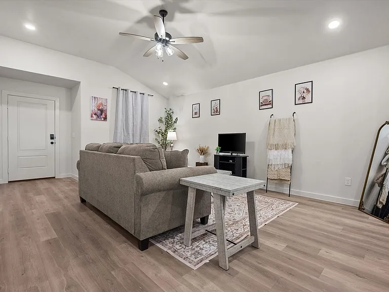 2509 Kenwood Ave — Photo 7