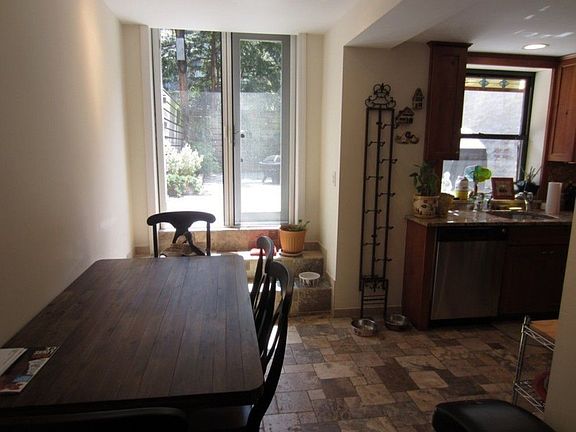 3rd image of 30 Montgomery Pl APT 1