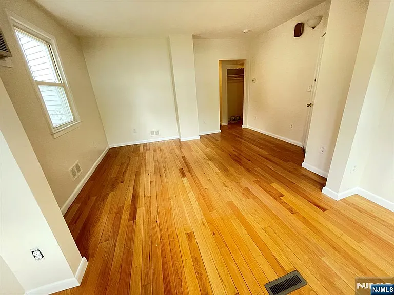 131 Irving St — Photo 7