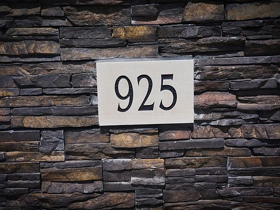 2nd image of 925 Pheasant Ln