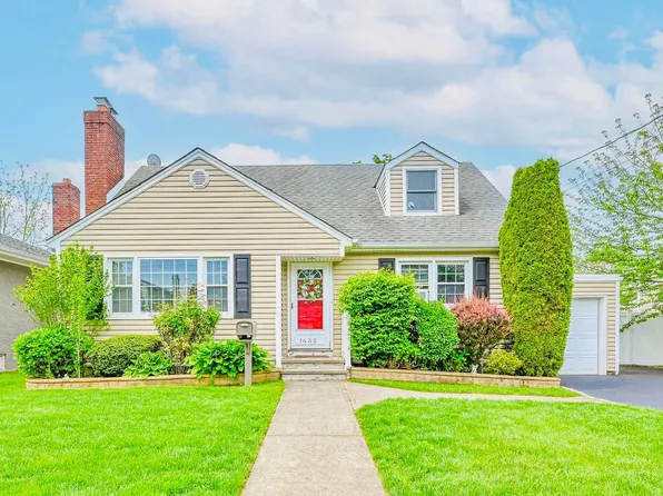 1652 Baker Avenue, Merrick, NY 11566
