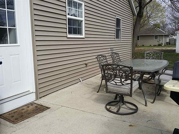 3rd image of 902 Monroe St