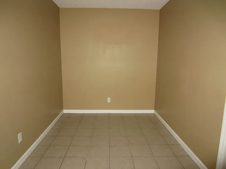 University Square Apartments — Photo 4