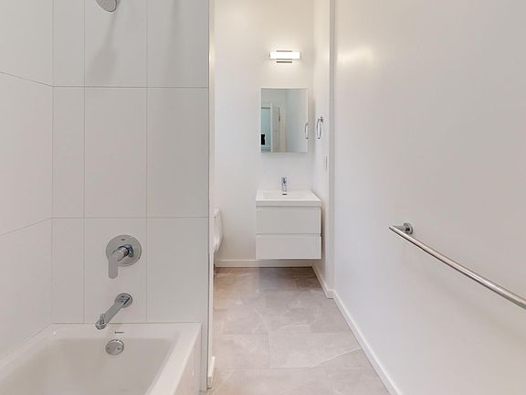 4th image of 676 Greenwich St #674