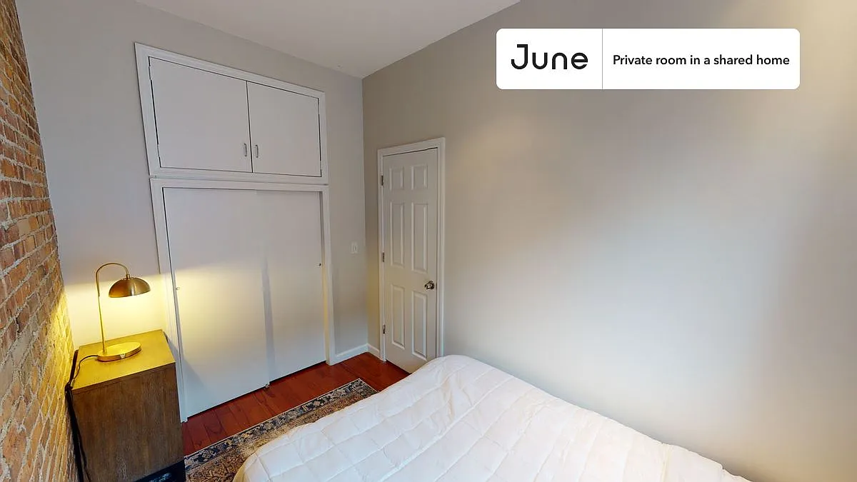 Full bedroom in 2 bed/1 bath home in Hell's Kitchen #850 A — Photo 2