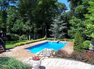 33 Smith Ln, Huntington Station, NY 11746