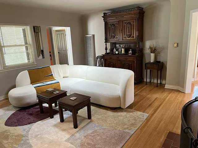 3 bed, 1330 sqft, $4,850 — Photo 4