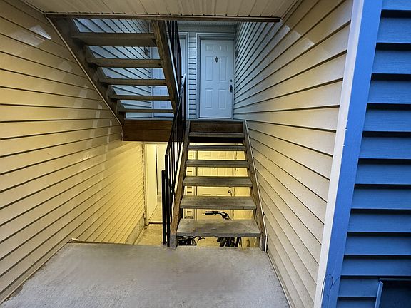 3rd image of 6542 42nd Ave SW #202
