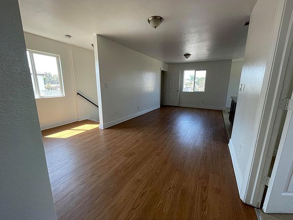 4th image of 9130 Menlo Ave