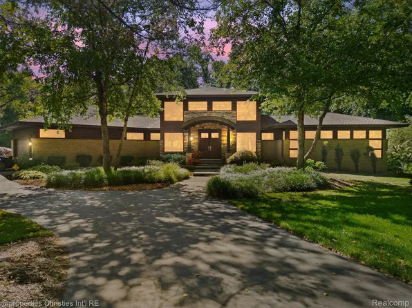 3089 Paint Creek Dr, Oakland, MI 48363