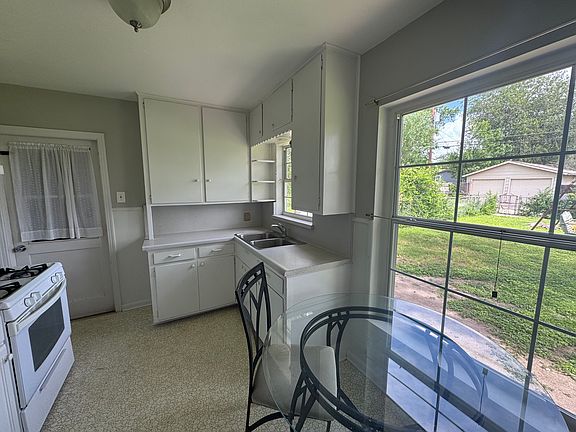 3rd image of 243 Eland Dr