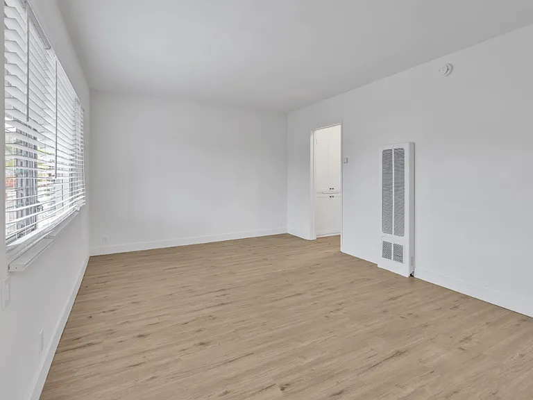 1055 Loma Ave — Photo 13