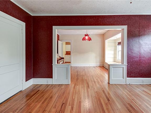 4th image of 2532 Iroquois Ave