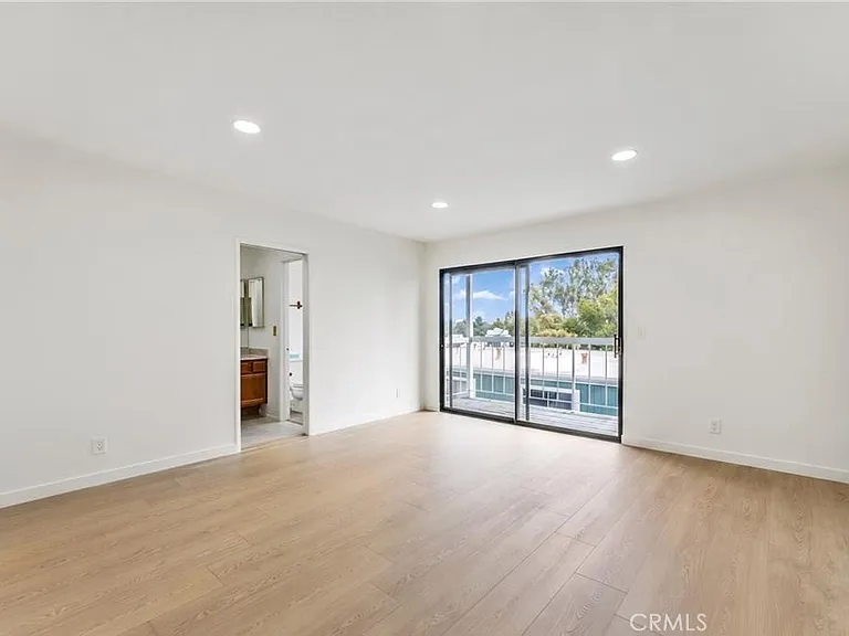 1070 Walnut Grove Ave — Photo 5