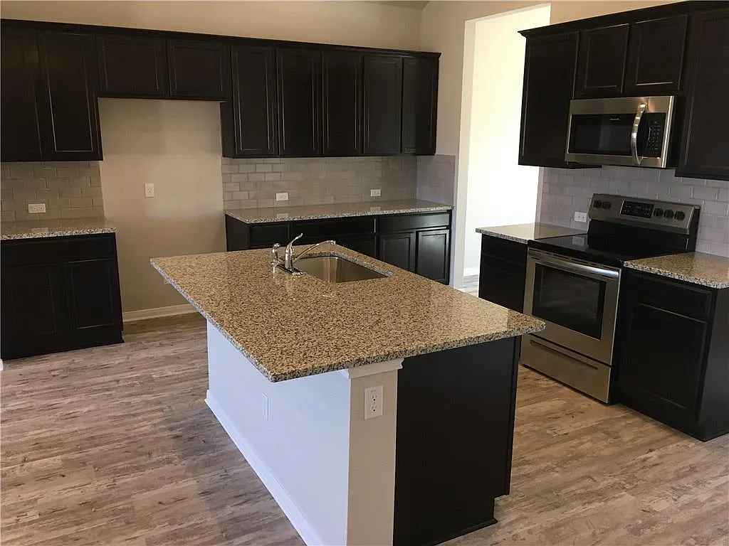 4 bed, 2.5 bath, 2195 sqft, $1,995 — Photo 3