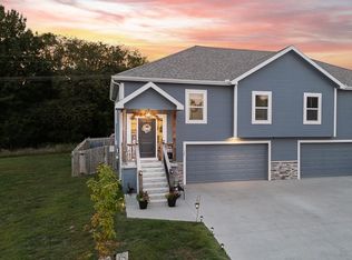 122 S McGee St, Tonganoxie, KS 66086