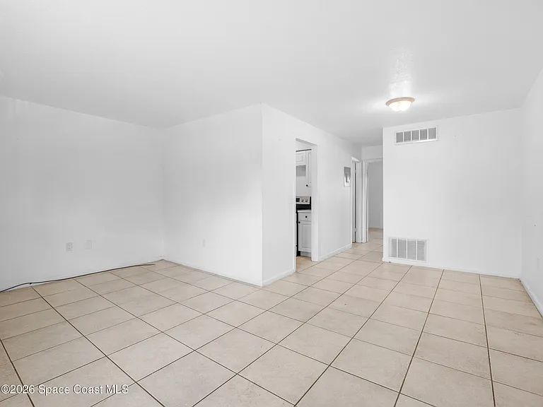 89 NW Irwin Ave #7 — Photo 4