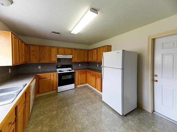 3rd image of 5050 Hawthorn Dr
