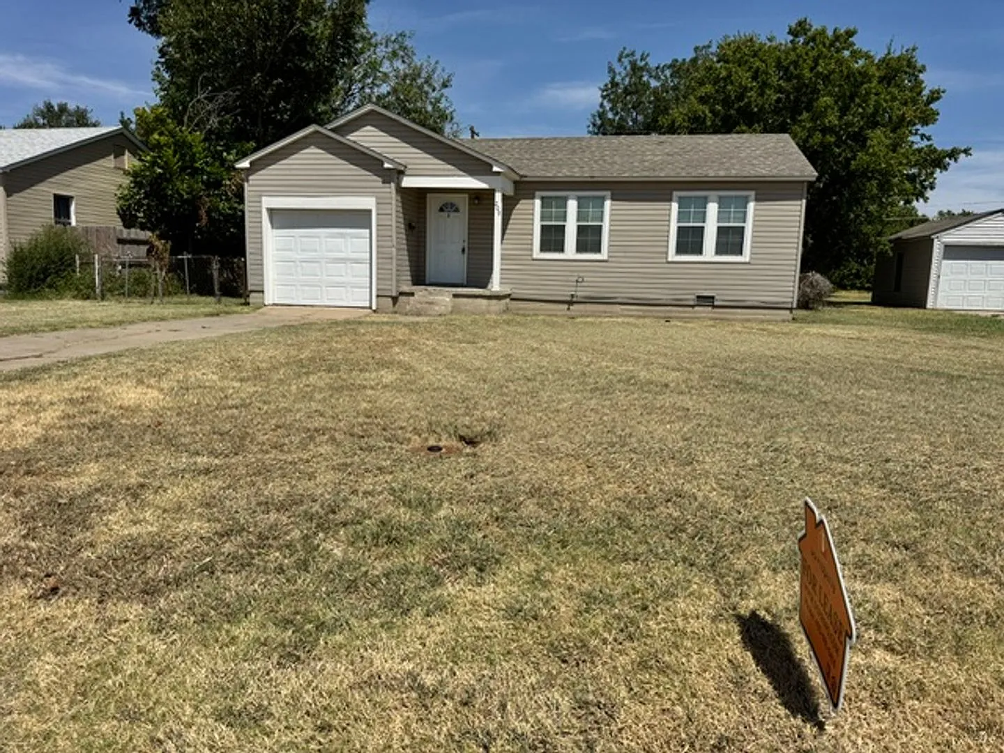 2 bedroom in Norman! hardwood floors, laundry connections and a huge backyard! — Photo 1