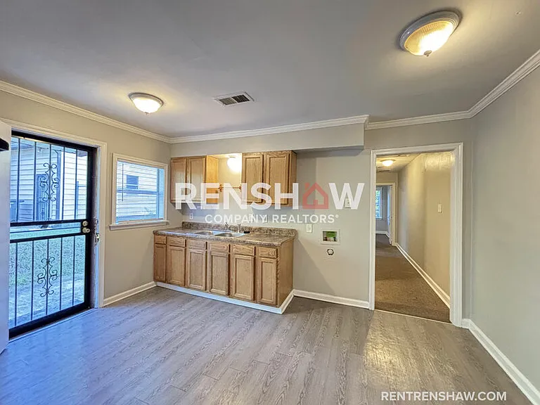 502 E Dison Ave — Photo 4