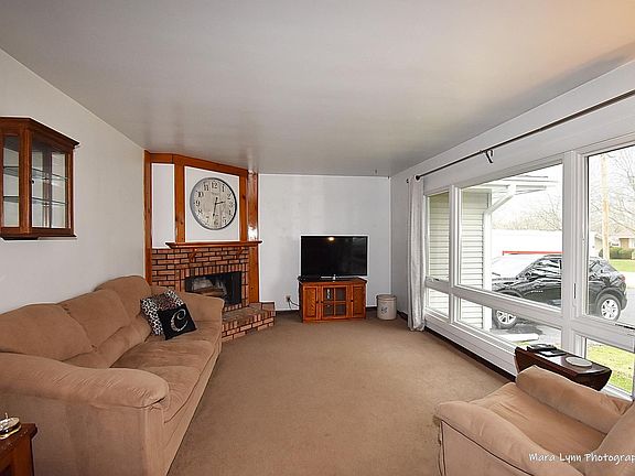 4th image of 327 Hillside Pl