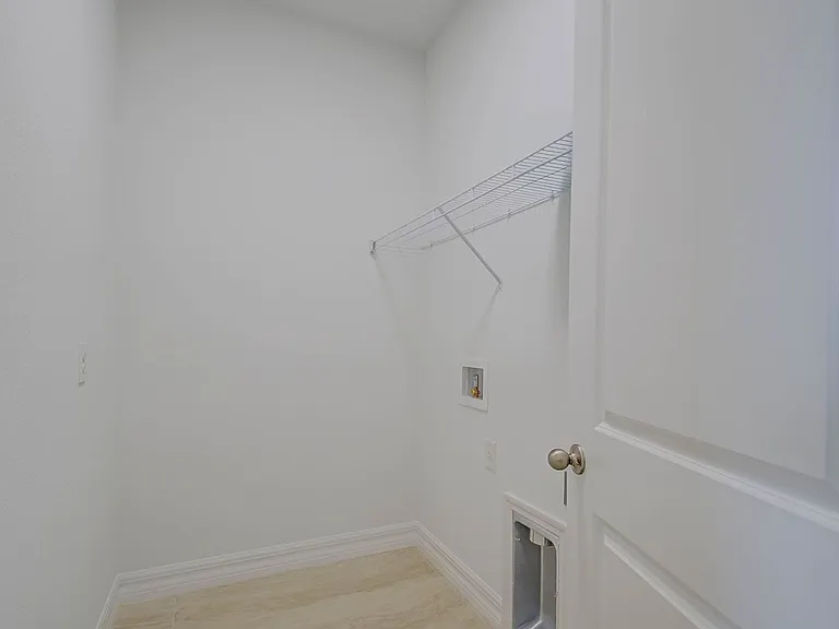 637 Cardinal St E — Photo 22
