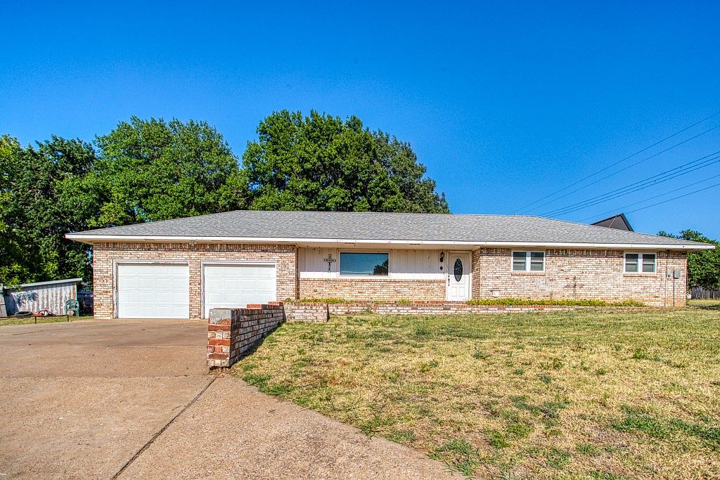 320 W 11th St, Watonga, OK 73772 Zillow