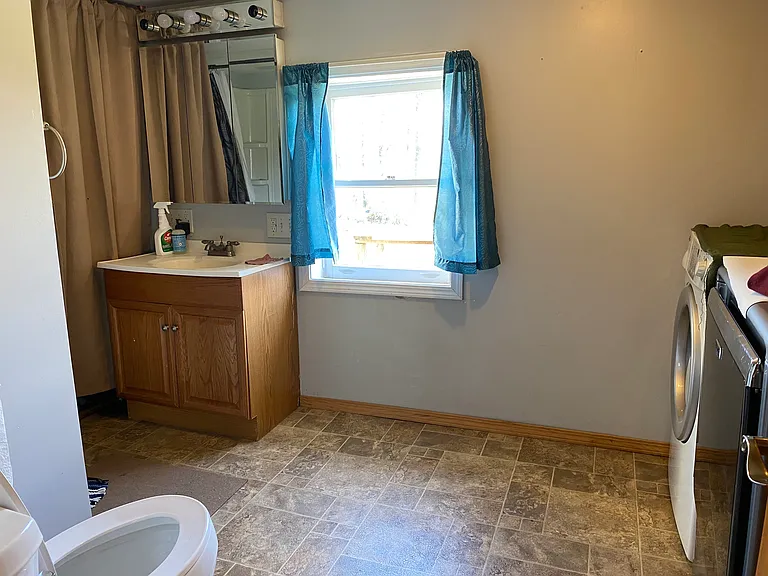 684 E Maine Rd — Photo 10