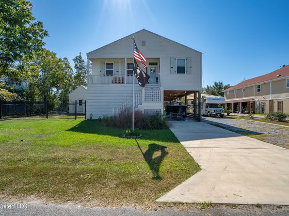 139 Sarahs Ln, Waveland, MS 39576