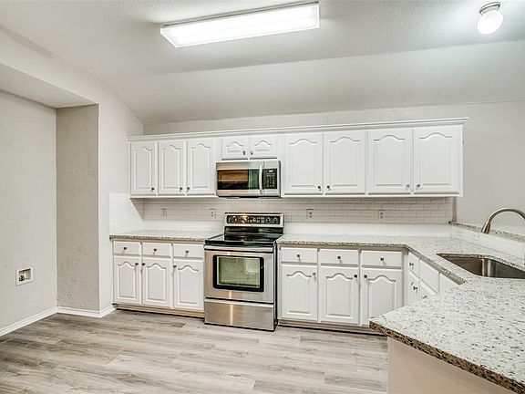 2nd image of 3016 Spencer Cir