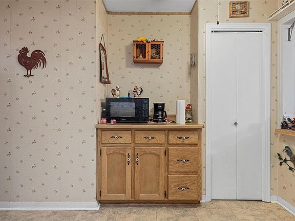 4th image of 200 Brenda St