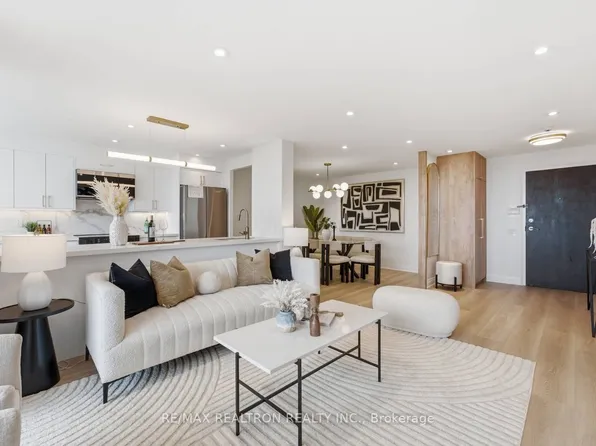 110 Promenade Cir #805, Vaughan, ON L4J 7W8